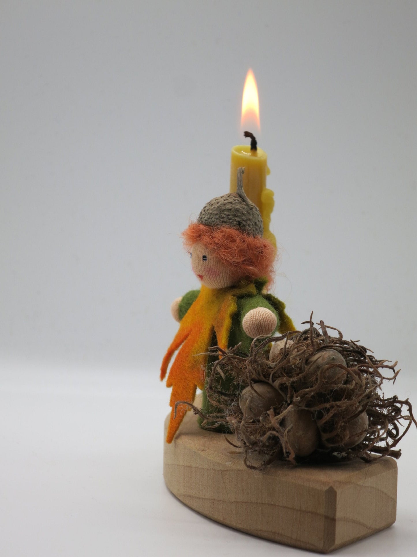 Herbstblatt Geburtstagsring-Stecker aus Wollfilz mit Eichelkappe, brennender Kerze und Eicheln, Art. HE19