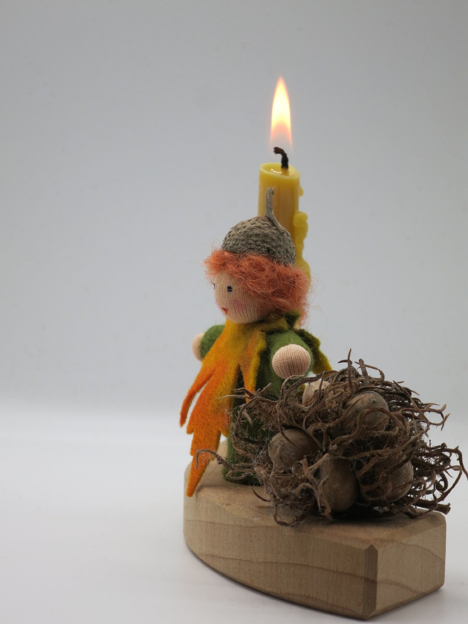 Herbstblatt Geburtstagsring-Stecker aus Wollfilz mit Eichelkappe, brennender Kerze und Eicheln, Art. HE19