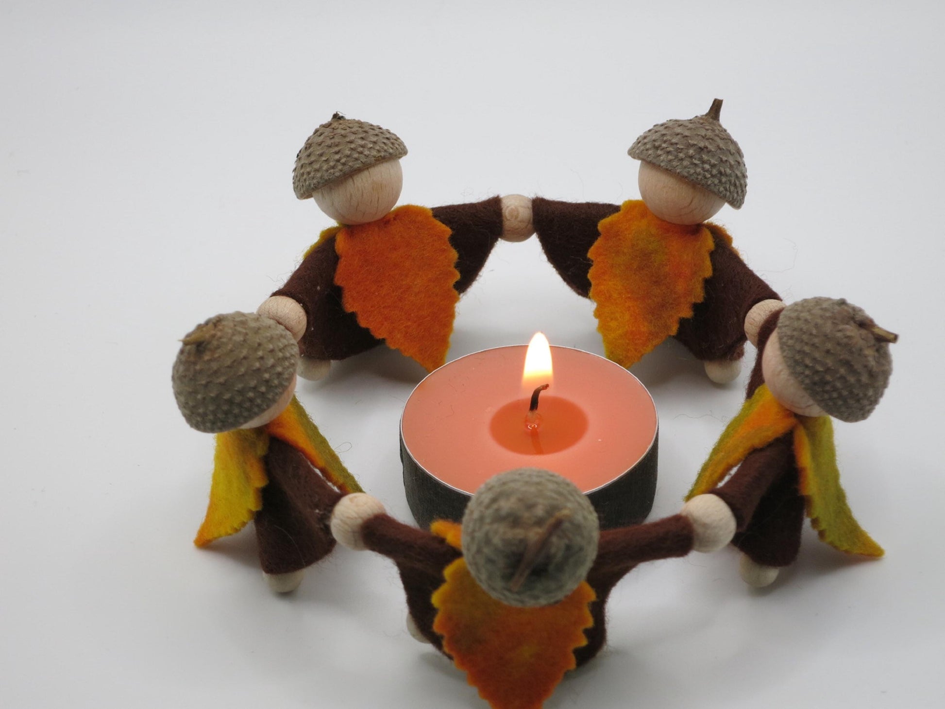 Herbstwichtel-Kreis mit echten Eichelhuetchen um eine Teelichtschale, Waldorf-Jahreszeitentisch, Art. HE29