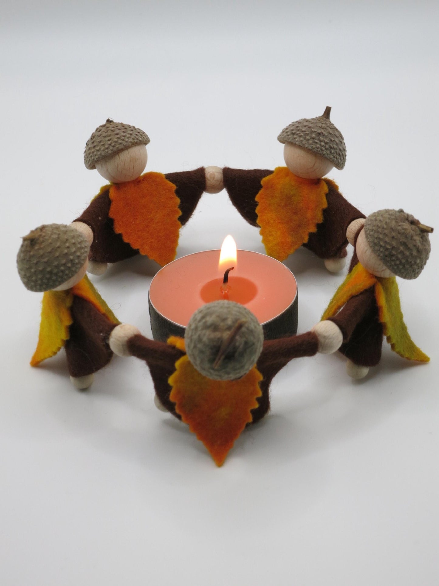 Herbstwichtel-Kreis mit Eichelhuetchen und brennendem Teelicht, Waldorf-Jahreszeitentisch, Art. HE29