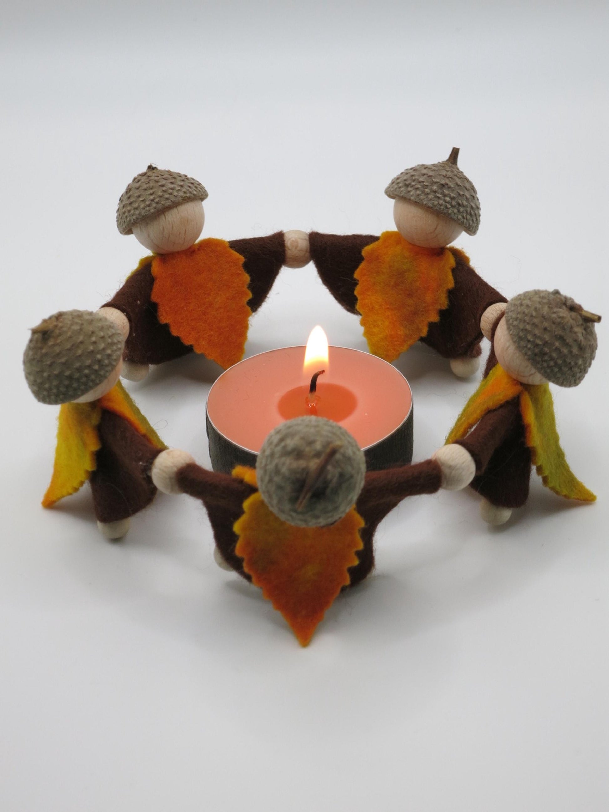 Herbstwichtel-Kreis mit Eichelhuetchen und brennendem Teelicht, Waldorf-Jahreszeitentisch, Art. HE29