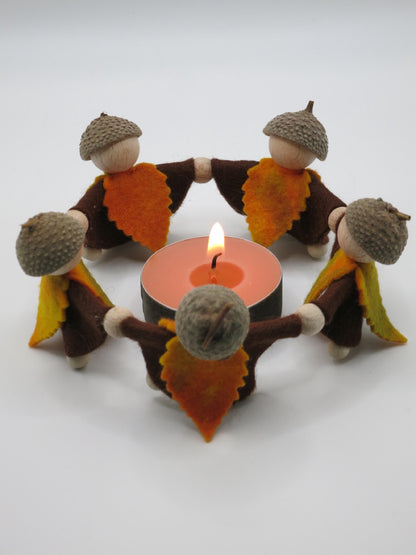 Herbstwichtel-Kreis mit Eichelhuetchen und brennendem Teelicht, Waldorf-Jahreszeitentisch, Art. HE29