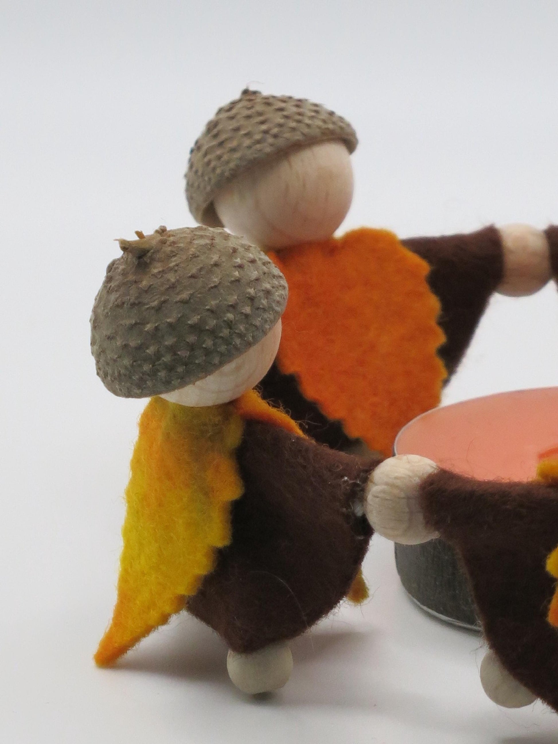 Herbstwichtel mit Eichelhuetchen von hinten, Blattfluegel und Teelichtschale, Waldorf-Jahreszeitentisch, Art. HE29