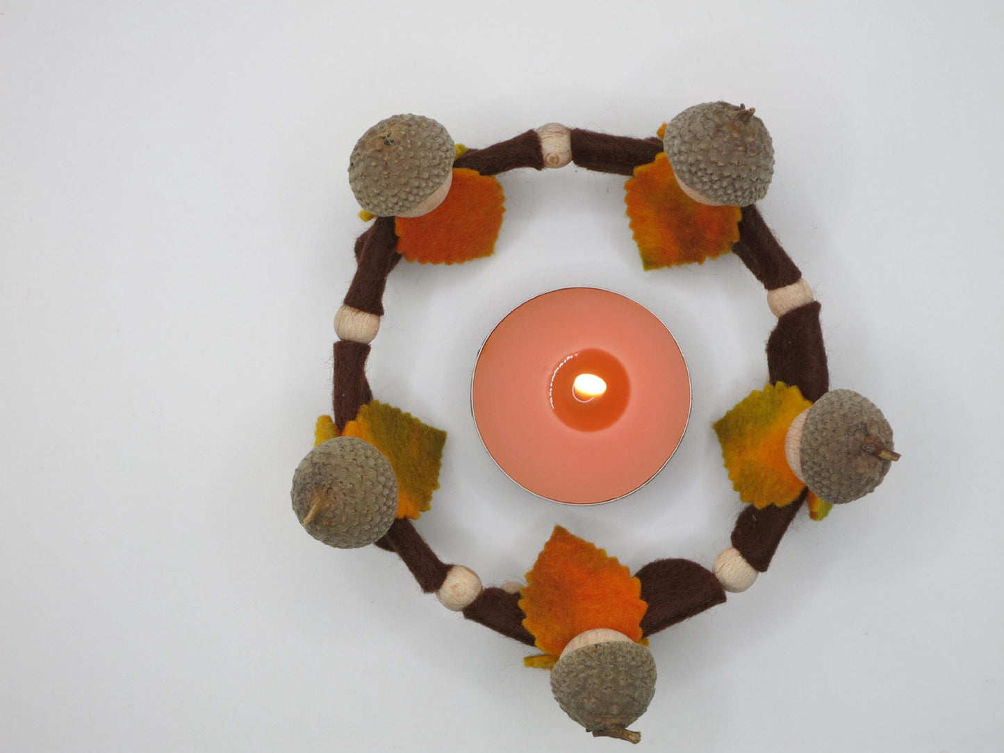 Herbstwichtel-Kreis mit Eichelhuetchen und brennendem Teelicht, Waldorf-Jahreszeitentisch, Art. HE29