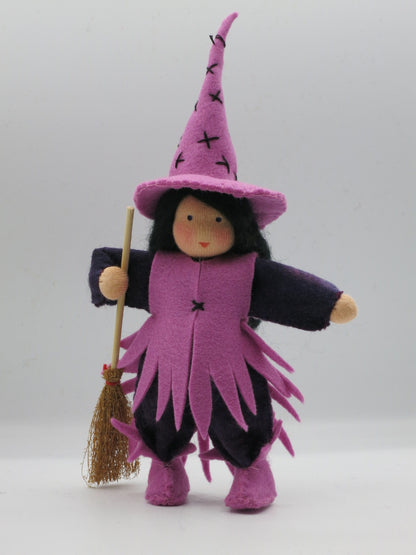 Hexe Art. HE44 in Lila mit spitzem Hut und Besen, handgefertigtes Blumenkind aus Wollfilz für Halloween und Fasching.