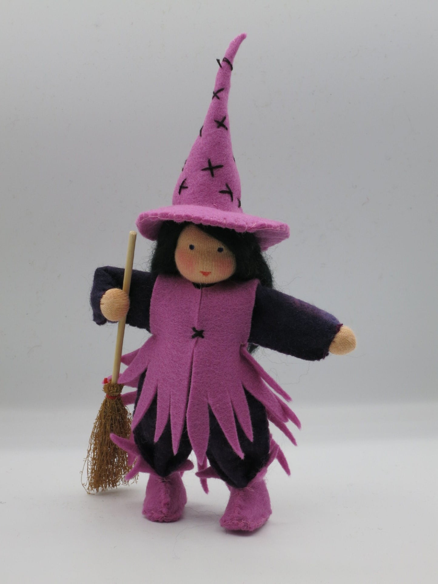 Ganzansicht der Hexe Art. HE44 in Lila mit Besen, Waldorf-Jahreszeitentisch Halloween und Fasching.