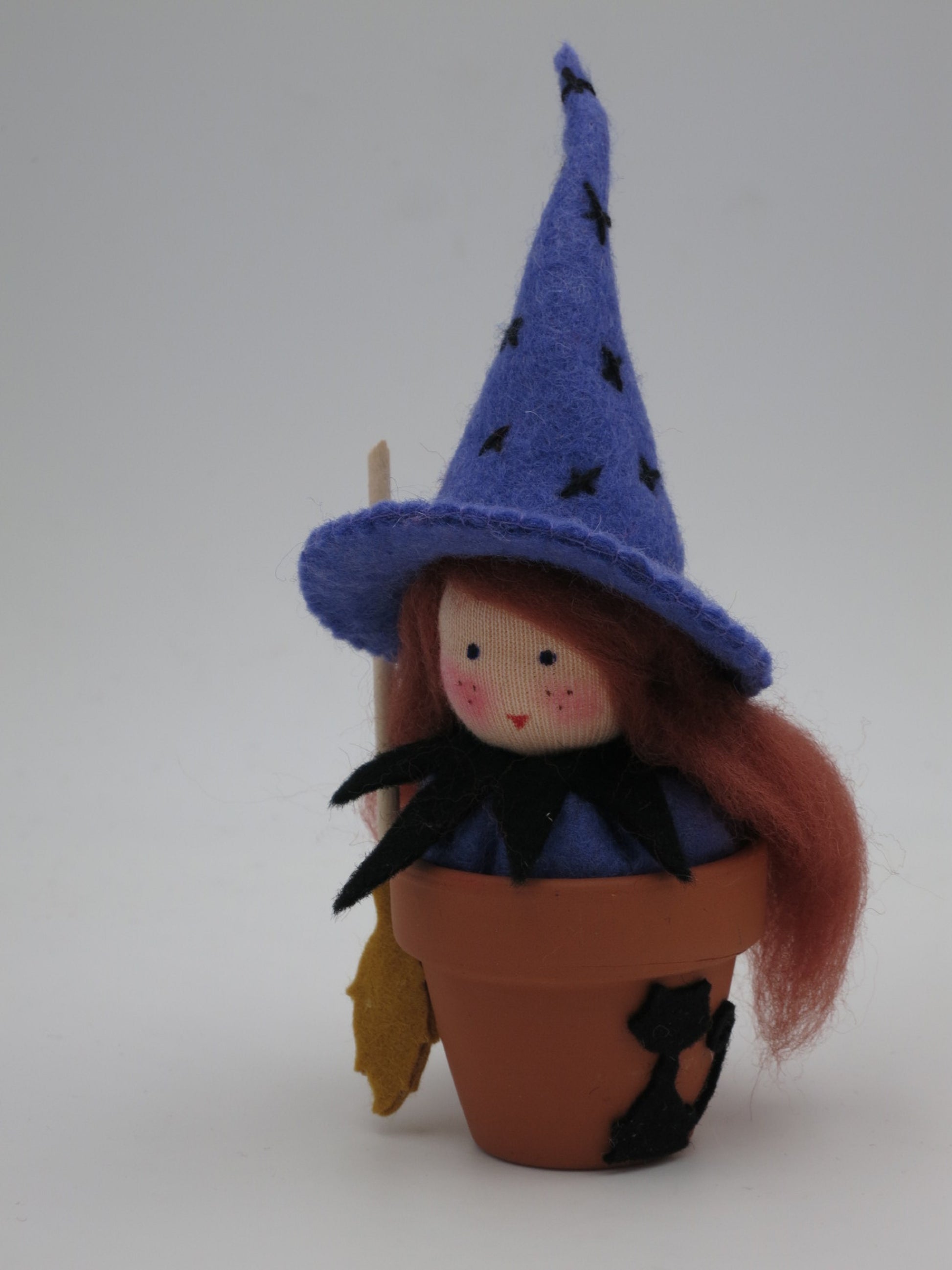 Hexentöpfchen Art. HE64 in Lila mit Besen und schwarzer Katze auf dem Terracotta-Topf, Waldorf-Jahreszeitentisch Halloween.