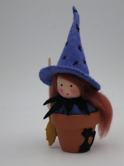 Hexentöpfchen Art. HE64 in Lila mit Besen und schwarzer Katze auf dem Terracotta-Topf, Waldorf-Jahreszeitentisch Halloween.