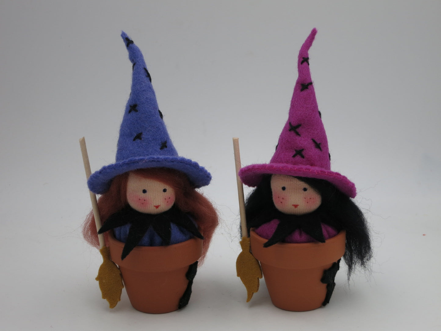 Hexentöpfchen Art. HE64 in Lila und Rosa, handgefertigte Halloween Deko aus Wollfilz für den Waldorf-Jahreszeitentisch.