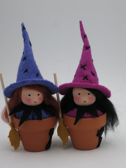 Hexentöpfchen Art. HE64 in Lila und Rosa nebeneinander, Waldorf-Halloween-Deko für den Jahreszeitentisch.