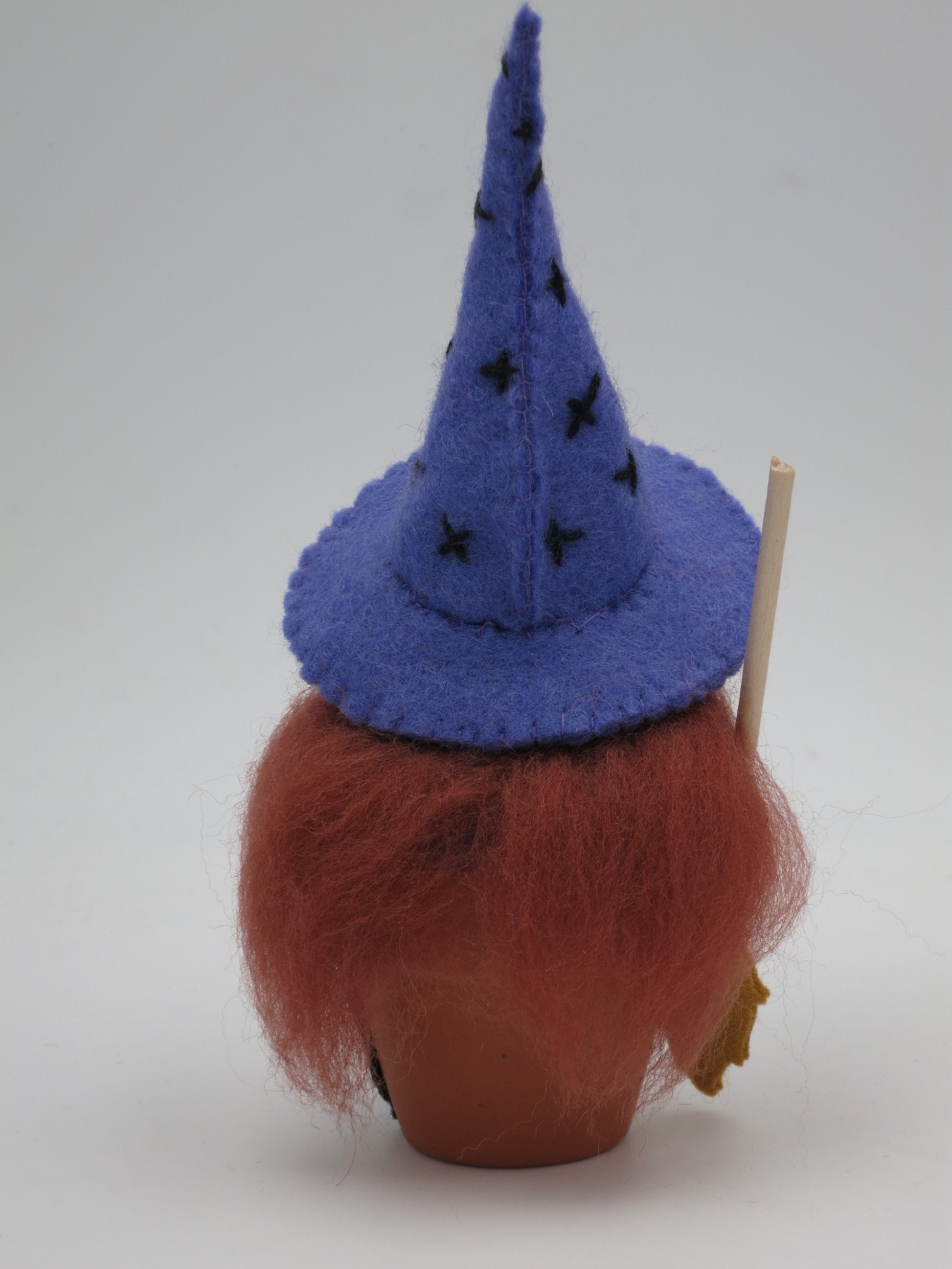 Rückansicht des Hexentöpfchens Art. HE64 in Lila mit Hexenhut, Waldorf-Jahreszeitentisch Halloween.