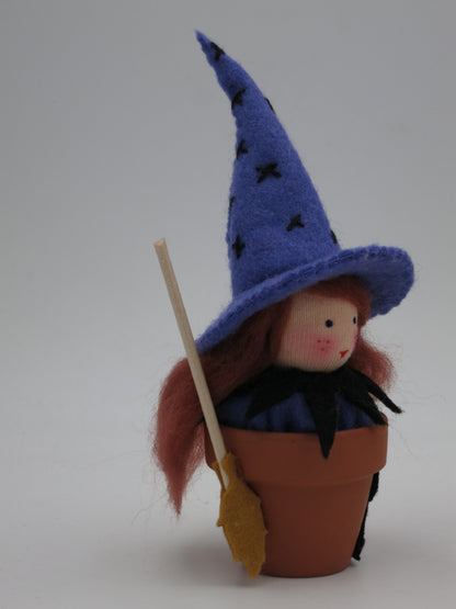 Seitenansicht des Hexentöpfchens Art. HE64 in Lila mit Filzbesen, Waldorf-Halloween-Deko für den Jahreszeitentisch.