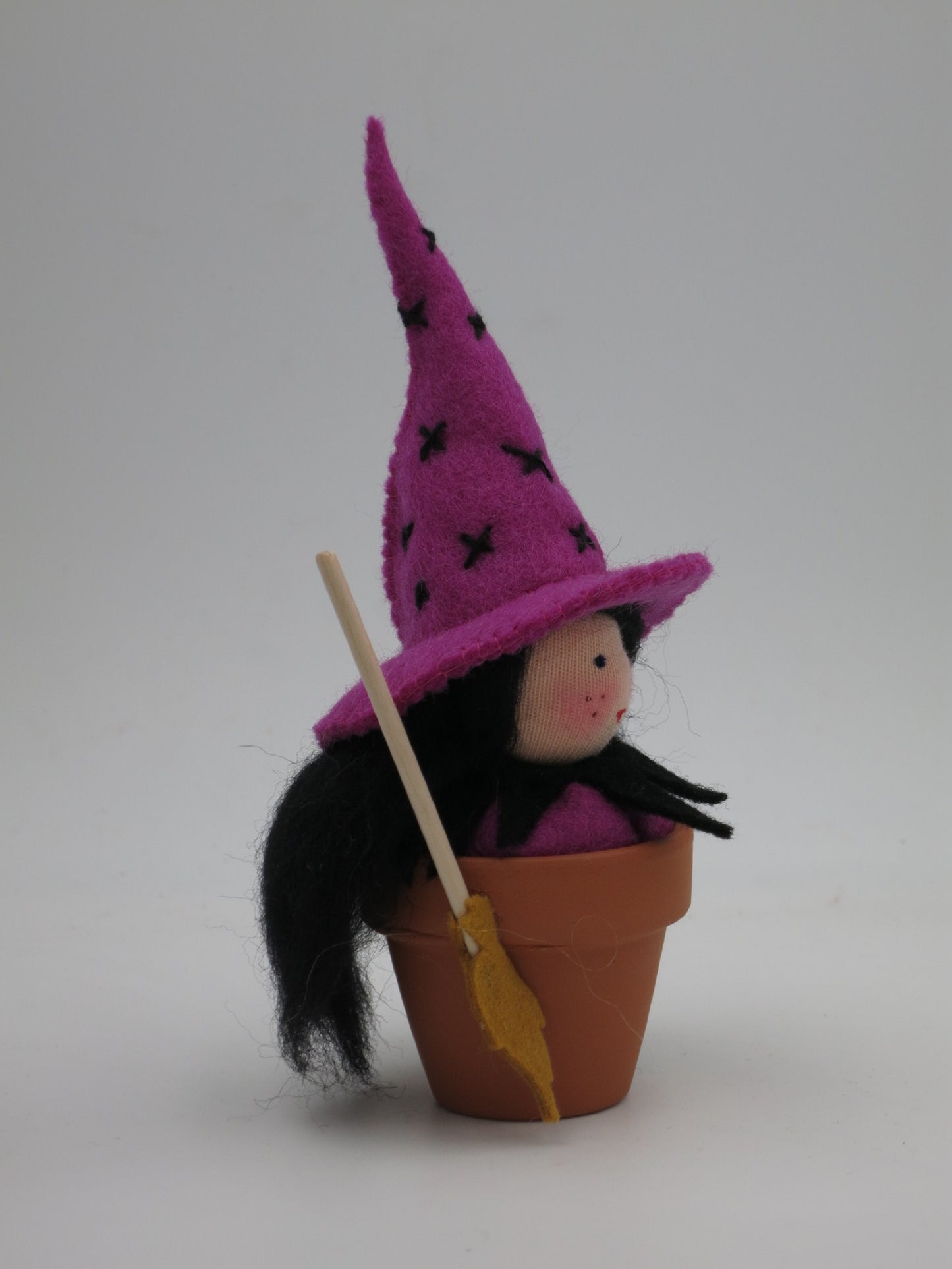 Hexentöpfchen Art. HE64 in Rosa mit Hexenhut und Filzbesen, Waldorf-Jahreszeitentisch Halloween.