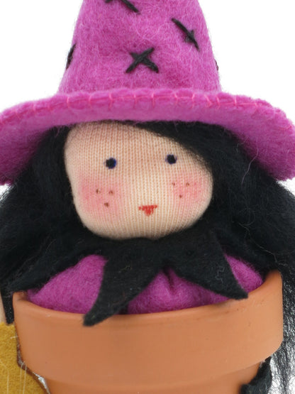 Nahaufnahme des Gesichts vom Hexentöpfchen Art. HE64 in Rosa, Waldorf-Blumenkind für Halloween.