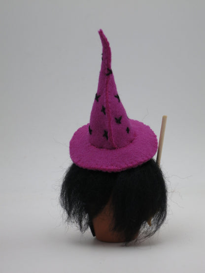 Rückansicht des Hexentöpfchens Art. HE64 in Rosa mit schwarzem Haar, Waldorf-Halloween-Deko Jahreszeitentisch.