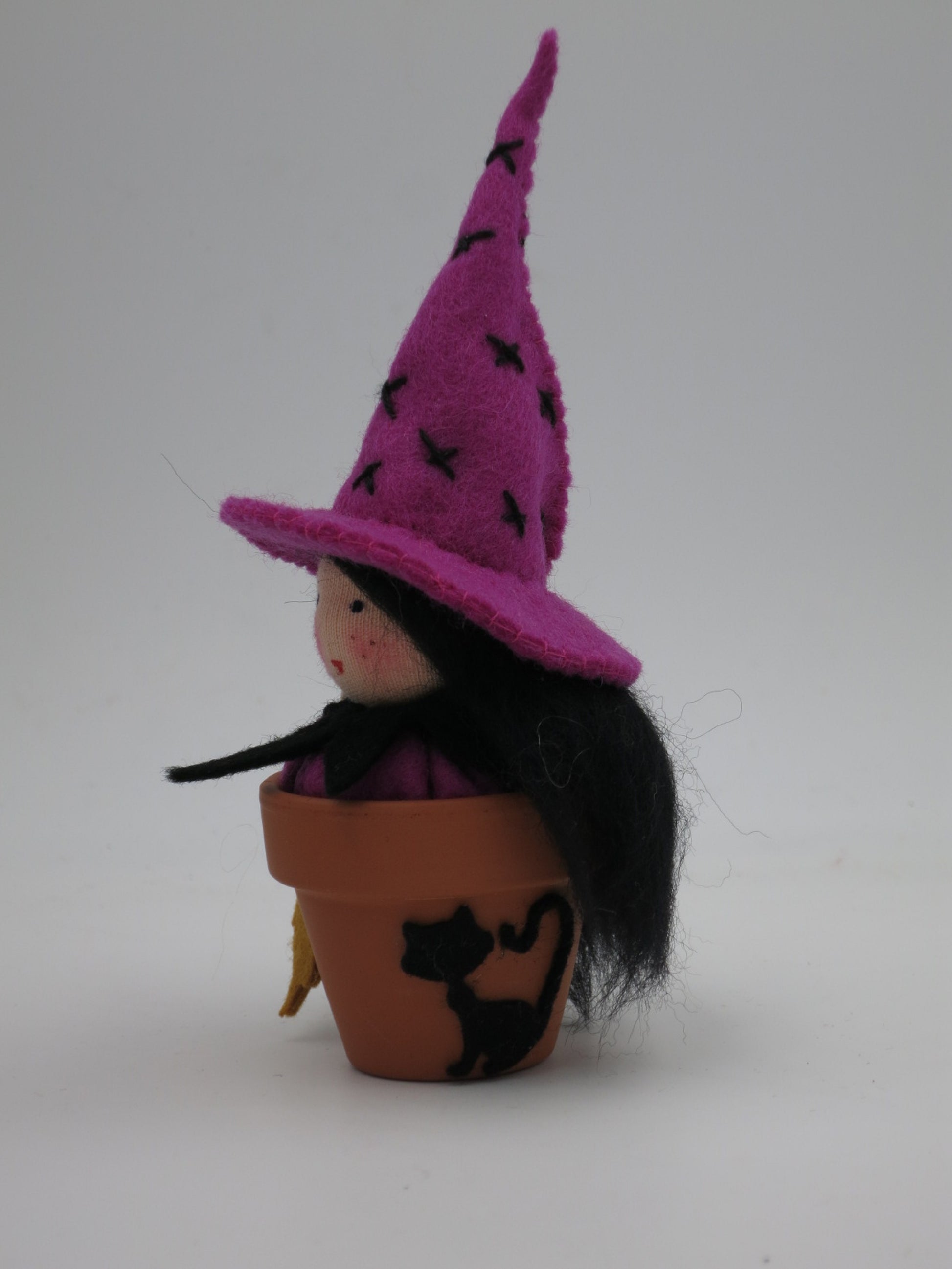 Hexentöpfchen Art. HE64 in Rosa mit schwarzer Katze auf dem Terracotta-Topf, Waldorf-Halloween-Deko Jahreszeitentisch.