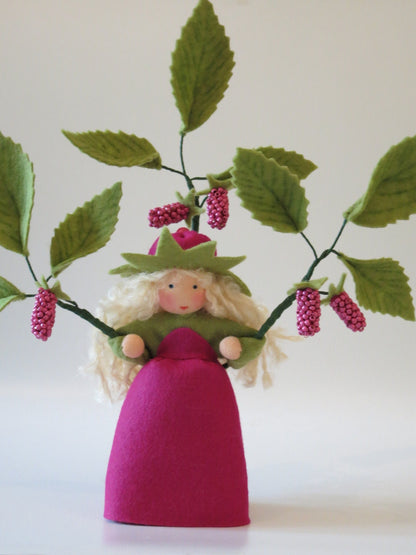 Himbeere Waldorf-Blumenkind aus Wollfilz mit vier Perlen-Himbeeren an gezähnten Blättern