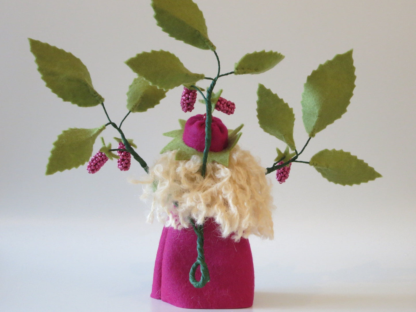 Seitenansicht des Himbeere-Blumenkindes mit gezähnten Filzblättern