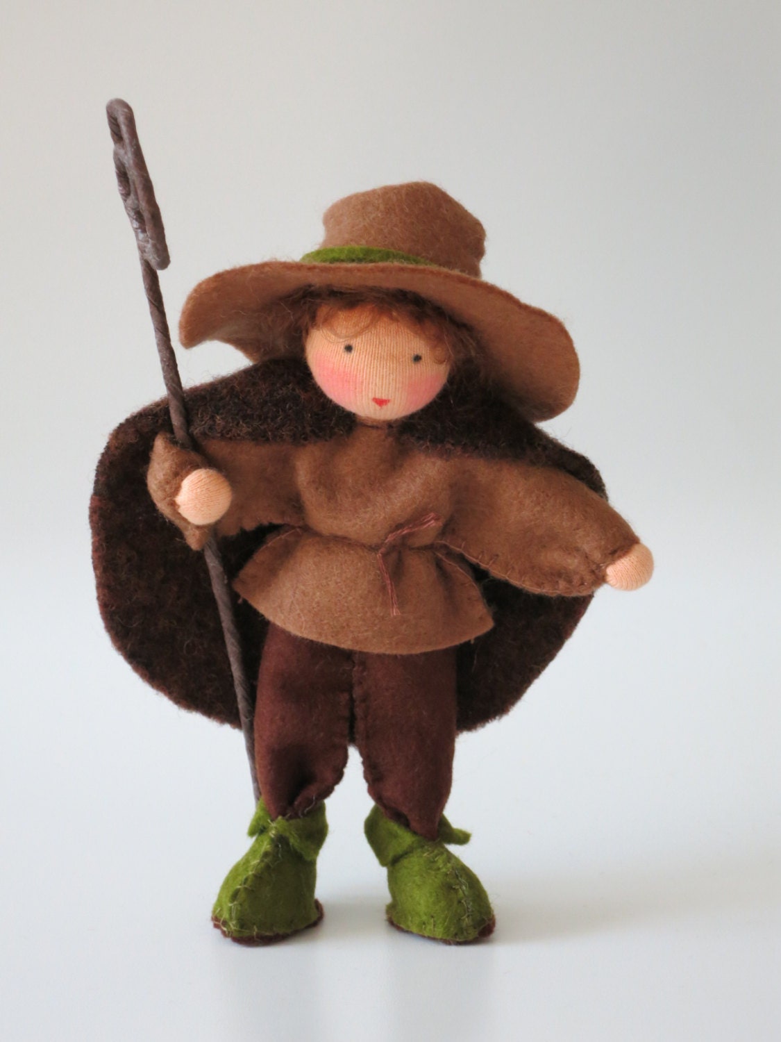 Hirte Blumenkind mit Wanderstab und Filzhut für die Weihnachtskrippe, Waldorf Jahreszeitentisch Art. WI59