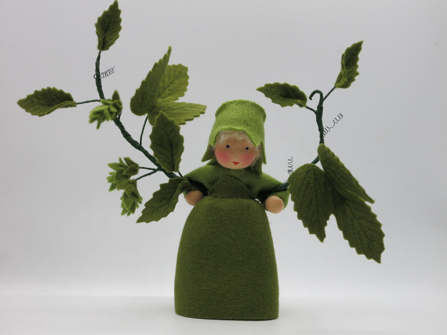 Hopfen Art. HE39, handgefertigtes Blumenkind aus Wollfilz mit grünen Hopfendolden, Waldorf-Jahreszeitentisch.