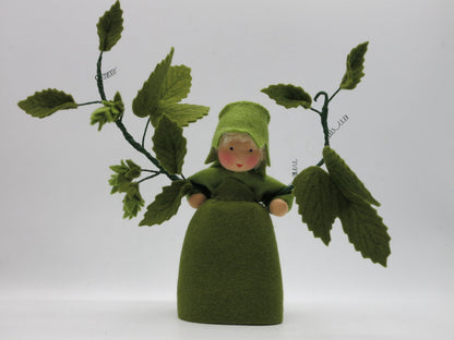 Hopfen Art. HE39, handgefertigtes Blumenkind aus Wollfilz mit grünen Hopfendolden, Waldorf-Jahreszeitentisch.