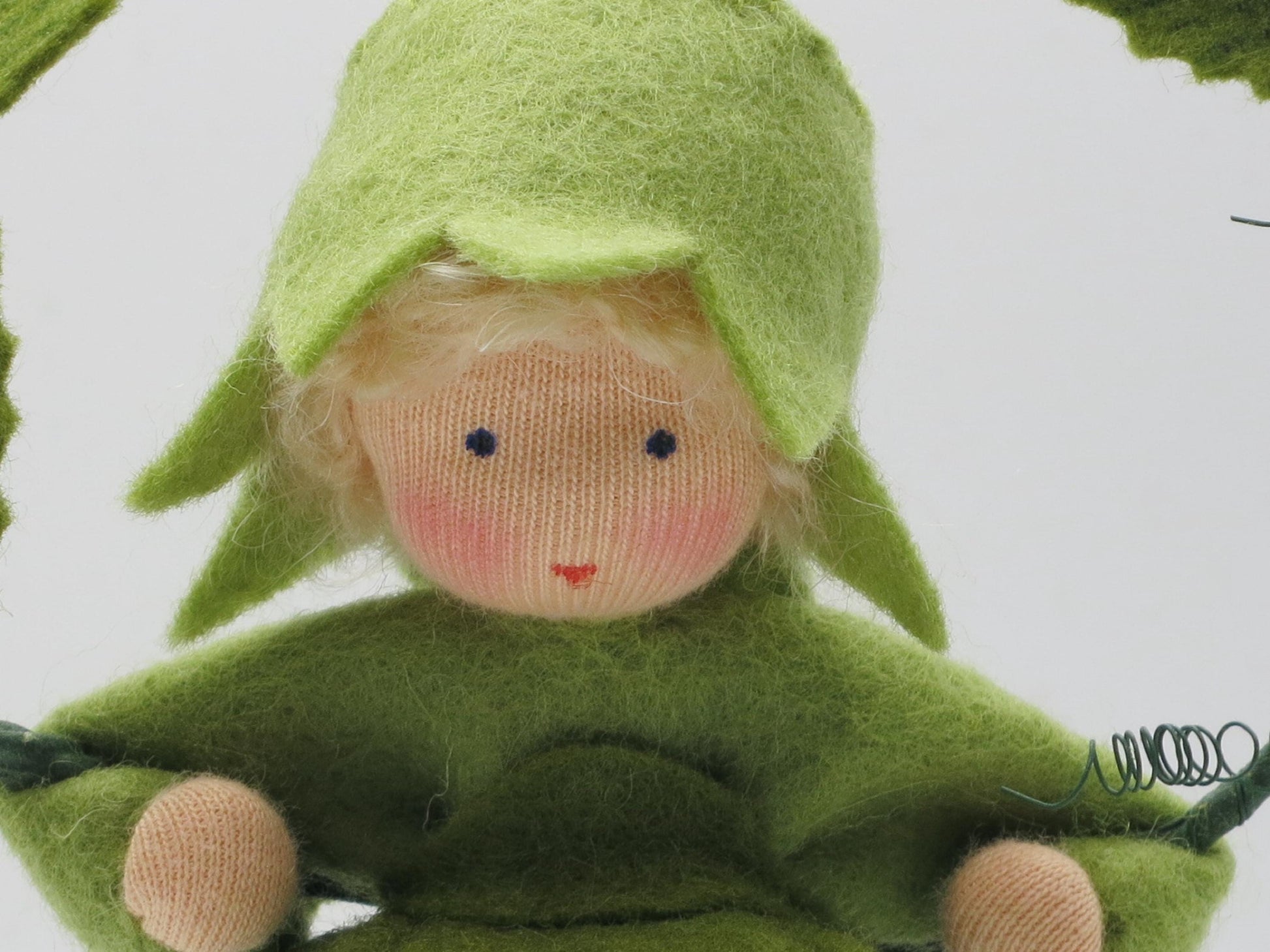 Detailaufnahme des Gesichts vom Hopfen Art. HE39 zwischen Blattranken, Waldorf-Blumenkind.