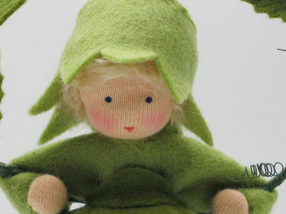 Detailaufnahme des Gesichts vom Hopfen Art. HE39 zwischen Blattranken, Waldorf-Blumenkind.