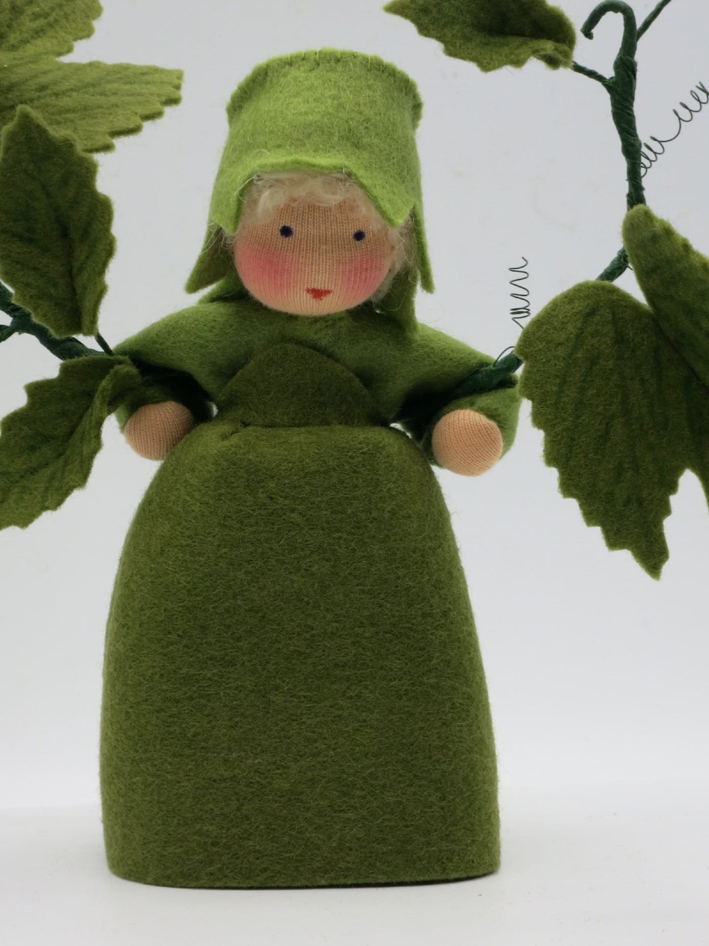 Nahaufnahme des Gesichts vom Hopfen Art. HE39 mit grüner Mütze, Waldorf-Jahreszeitentisch Herbst.