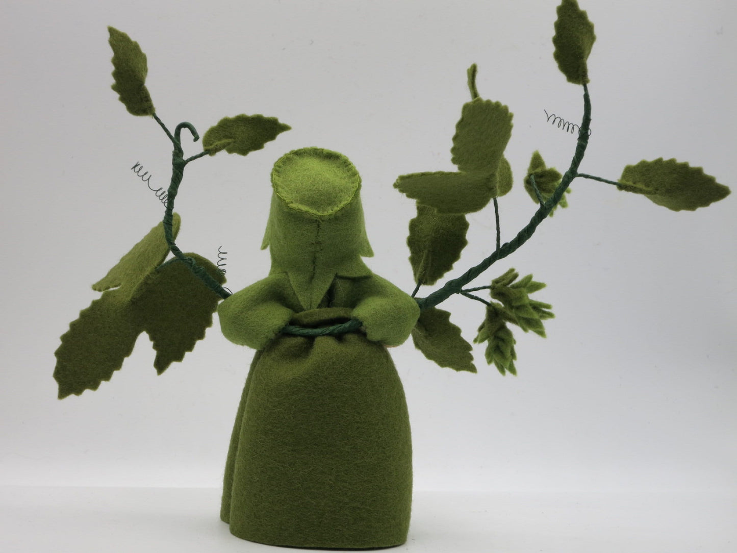 Rückansicht des Hopfens Art. HE39 mit Blattmütze, Waldorf-Jahreszeitentisch Herbst.