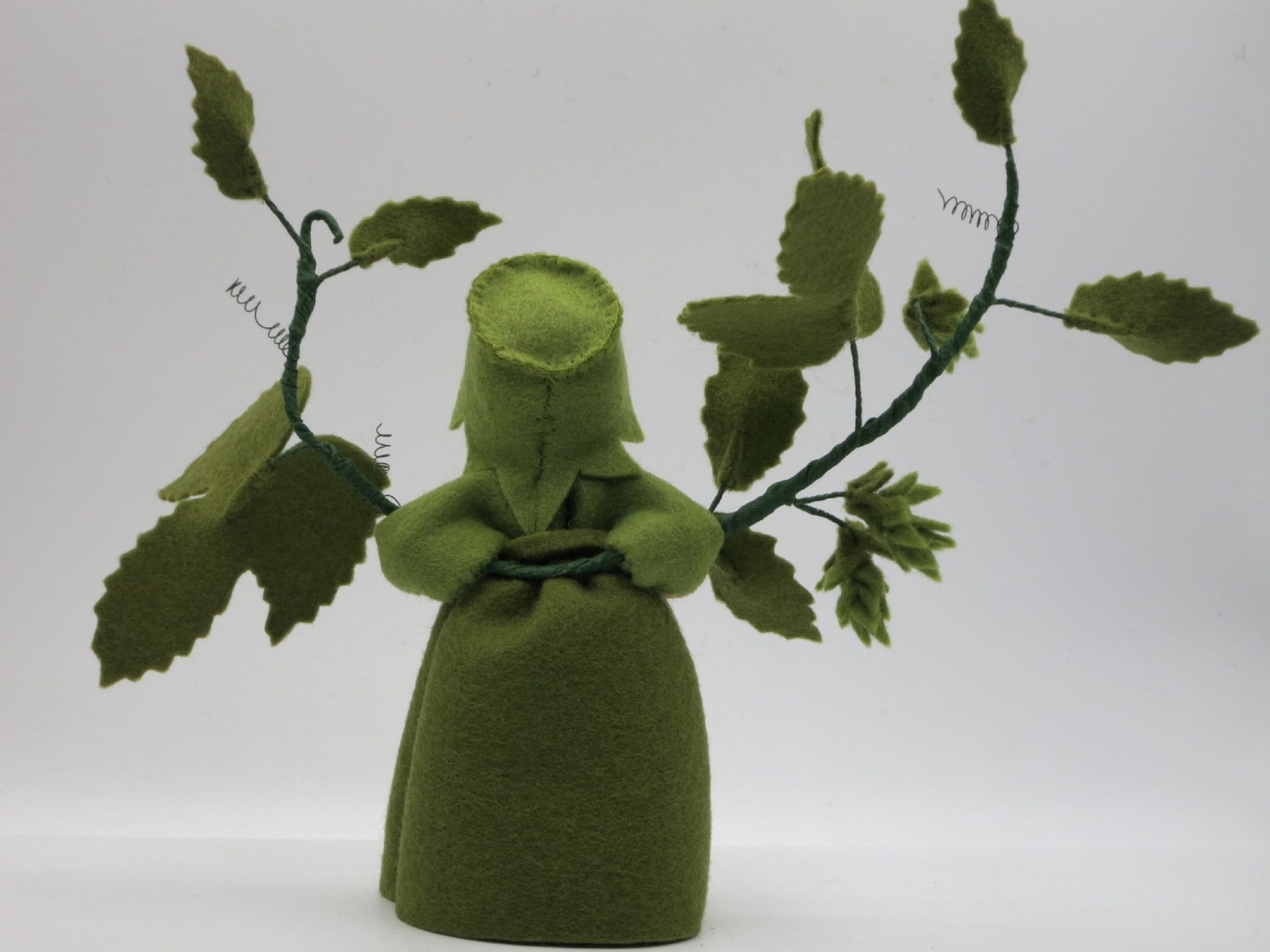 Rückansicht des Hopfens Art. HE39 mit Blattmütze, Waldorf-Jahreszeitentisch Herbst.