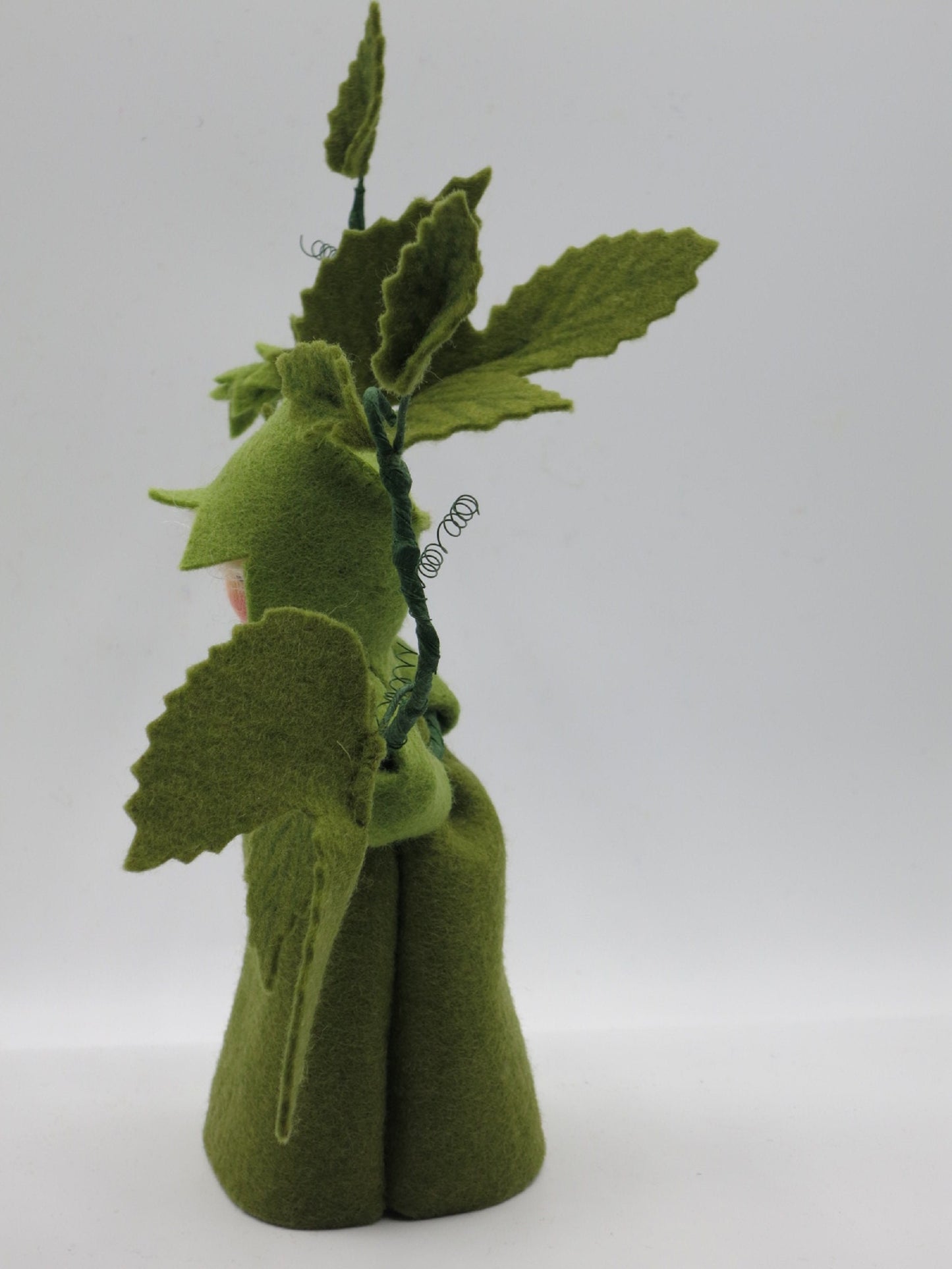 Seitenansicht des Hopfens Art. HE39 mit gedrehter Kletterranke, Waldorf-Blumenkind für den Jahreszeitentisch.