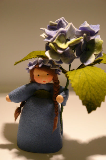 Blaue Hortensie-Figur mit brauner Flechtfrisur und Blütenkranz, Wollfilz für den Waldorf Jahreszeitentisch.