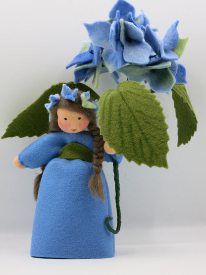 Blaue Hortensie als Blumenkind aus Wollfilz für den Waldorf Jahreszeitentisch mit runder Blütendolde und großem Blatt.
