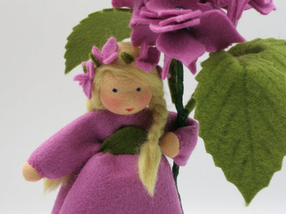 Detailaufnahme der lila-magentafarbenen Hortensien-Blüten mit kleinen Perlen.