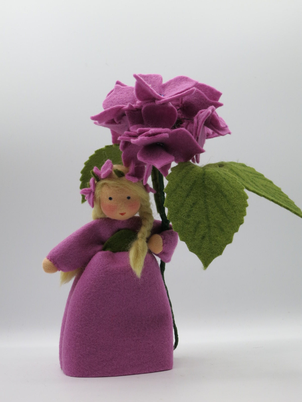 Lila Hortensie-Blumenkind aus Wollfilz, Gesamtansicht für den Waldorf Jahreszeitentisch.