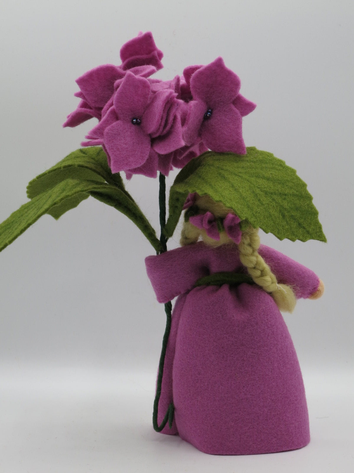 Lila Hortensie-Blumenkind aus Wollfilz für den Waldorf Jahreszeitentisch mit großem gezähntem Blatt.