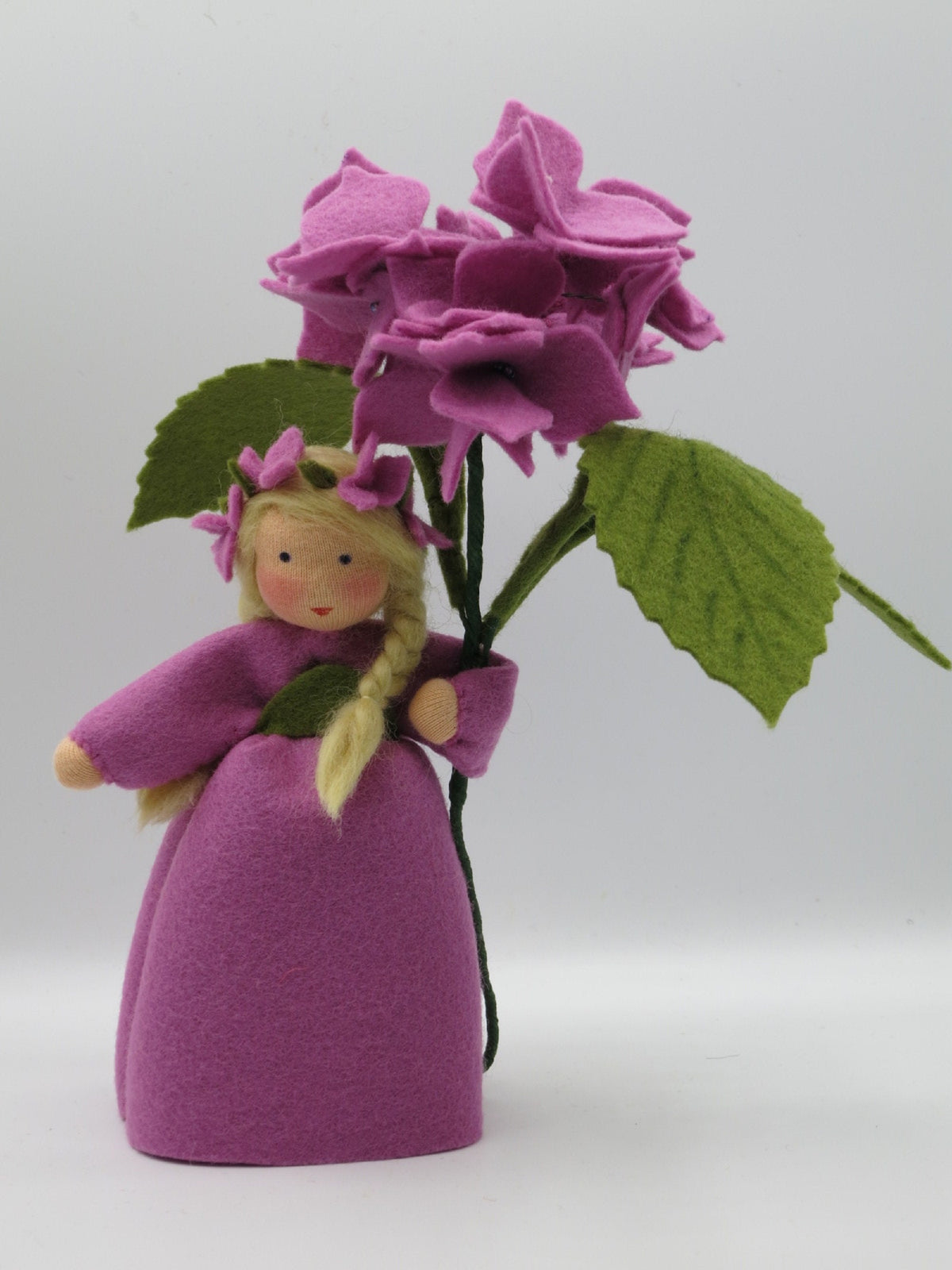 Rosa Hortensie-Blumenkind aus Wollfilz für den Waldorf Jahreszeitentisch mit großem gezähntem Blatt.