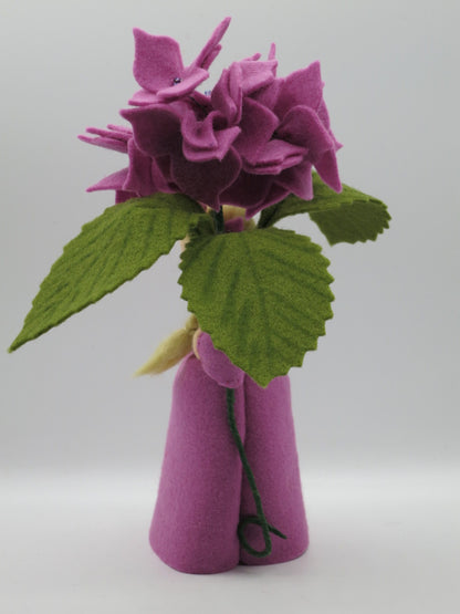 Rückansicht des rosa Hortensie-Blumenkindes mit geflochtenem Zopf.