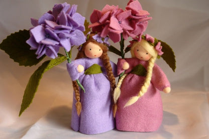 Hortensie-Blumenkinder in Rosa und Lila nebeneinander, Wollfilzfiguren für den Waldorf Jahreszeitentisch.