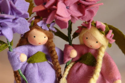 Zwei Hortensien-Blumenkinder im Vergleich, links lila und rechts rosa Blütendolde, Wollfilz für den Waldorf Jahreszeitentisch.