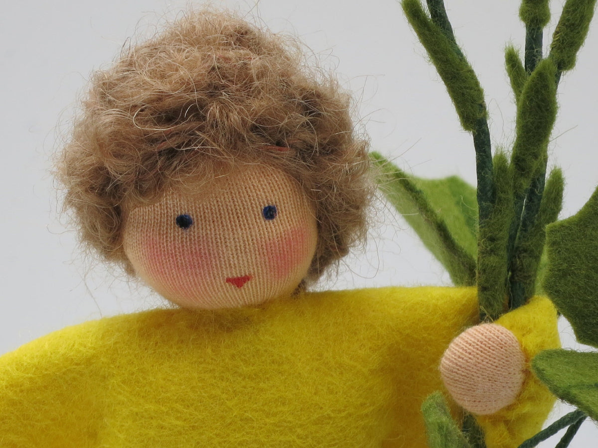 Gesicht des Huflattich-Junge Blumenkindes, Nahaufnahme Wollfilz Waldorfpuppe