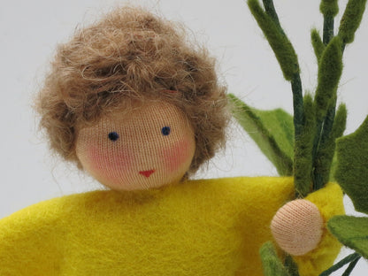 Gesicht des Huflattich-Junge Blumenkindes, Nahaufnahme Wollfilz Waldorfpuppe