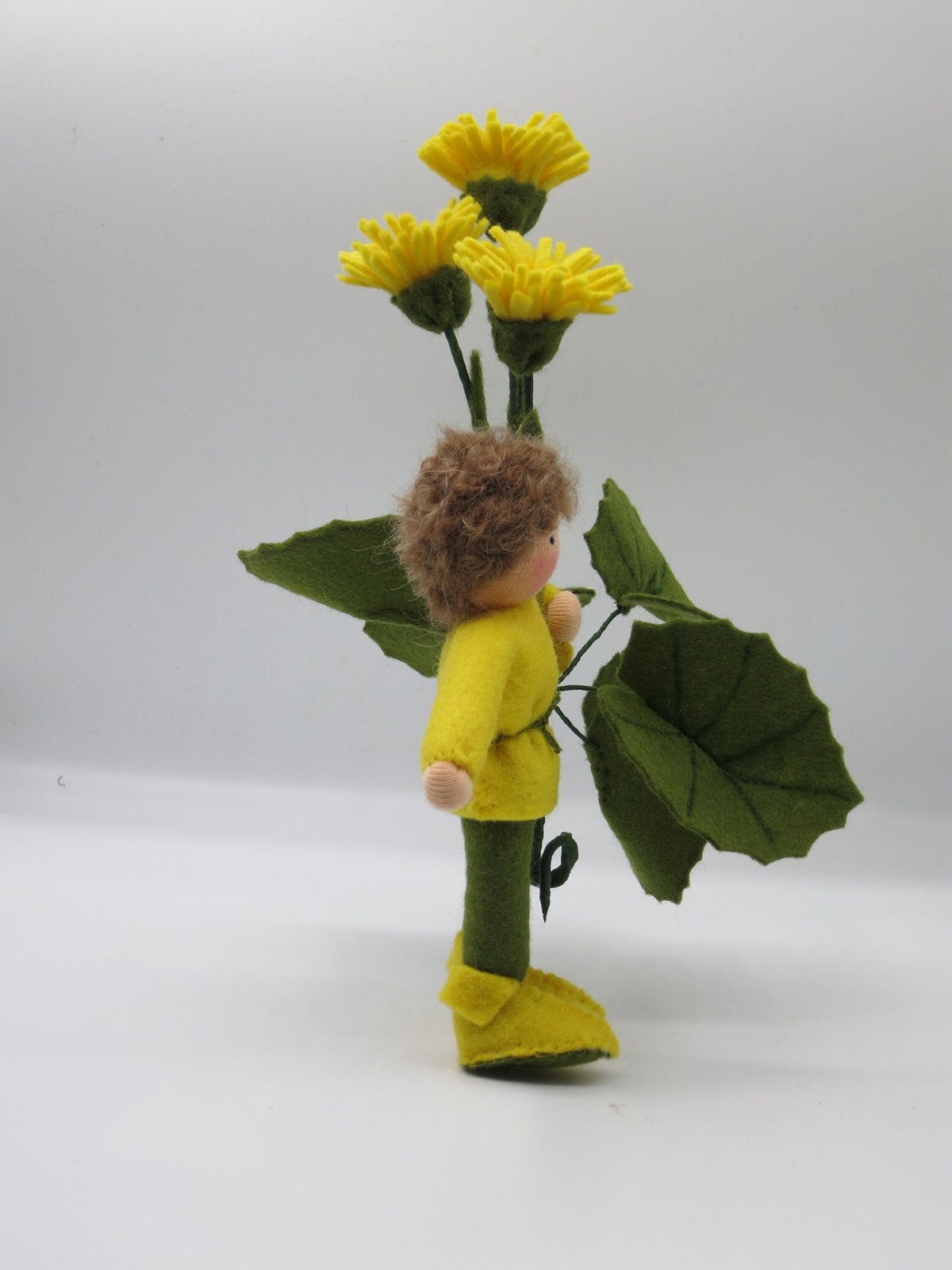 Seitenansicht des Huflattich-Junge Blumenkindes, Waldorf Jahreszeitentisch Deko