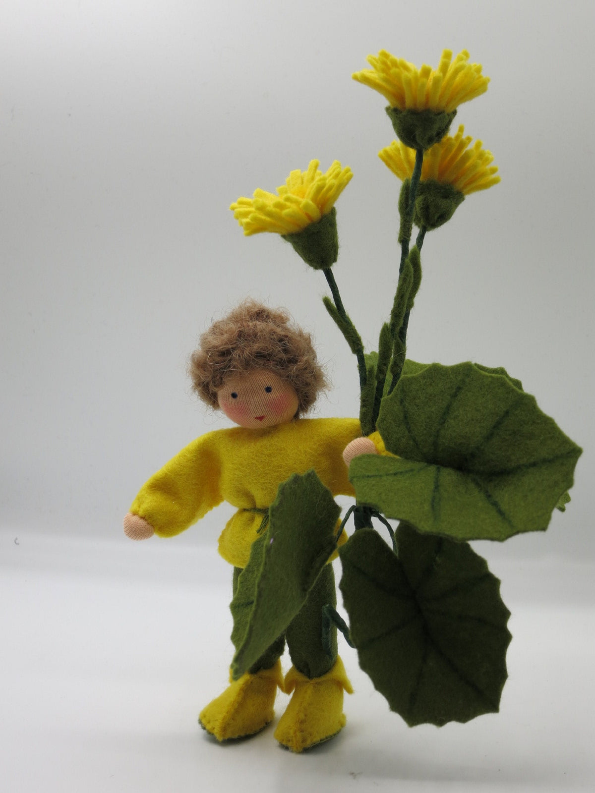 Huflattich-Junge, Waldorf Jahreszeitentisch Blumenkind aus Wollfilz mit gelben Huflattichblüten