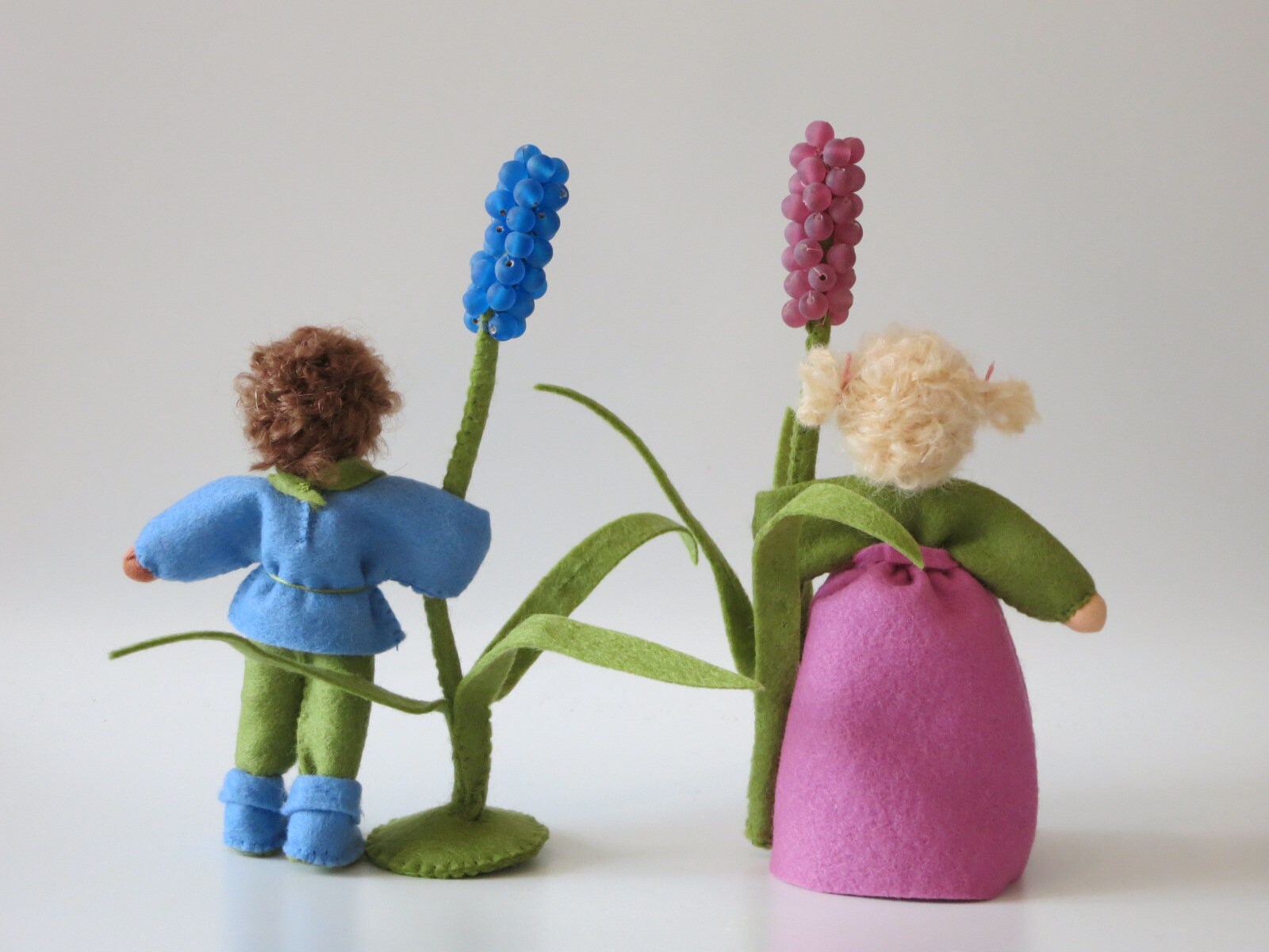 Rückansicht der Hyazinthe-Blumenkinder Junge und Mädchen mit blauer und pinker Perlenblüte
