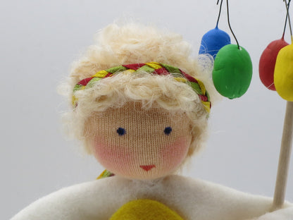 Mädchen mit Osterkranz - Blumenkind für den Jahreszeitentisch - Art. FR11