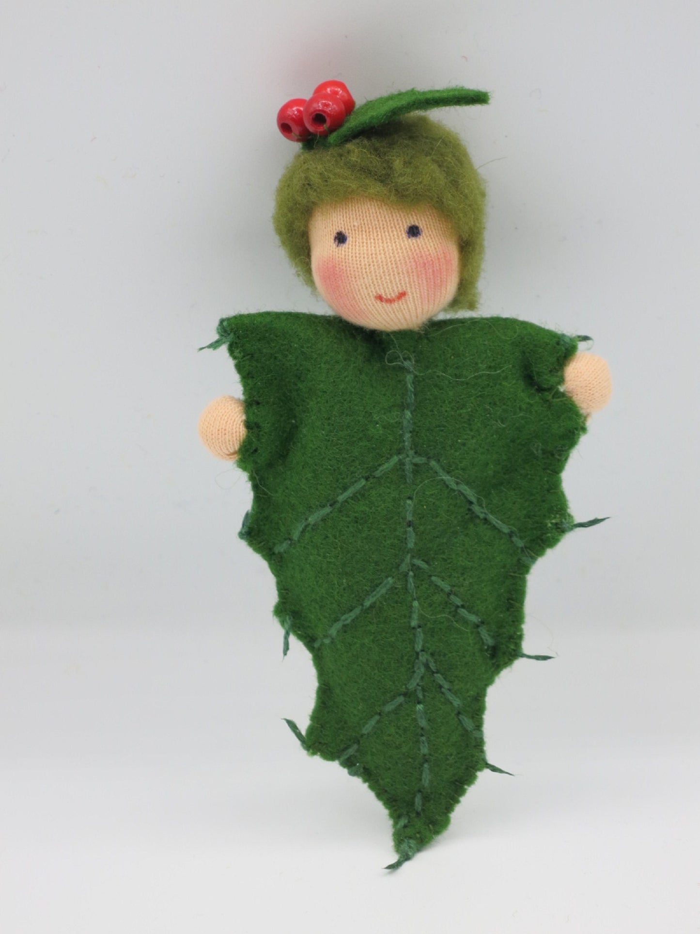 Handgefertigtes Ilex-Blätterkind mit dunkelgrünem Stechpalmenblatt und roten Beeren für den winterlichen Jahreszeitentisch.