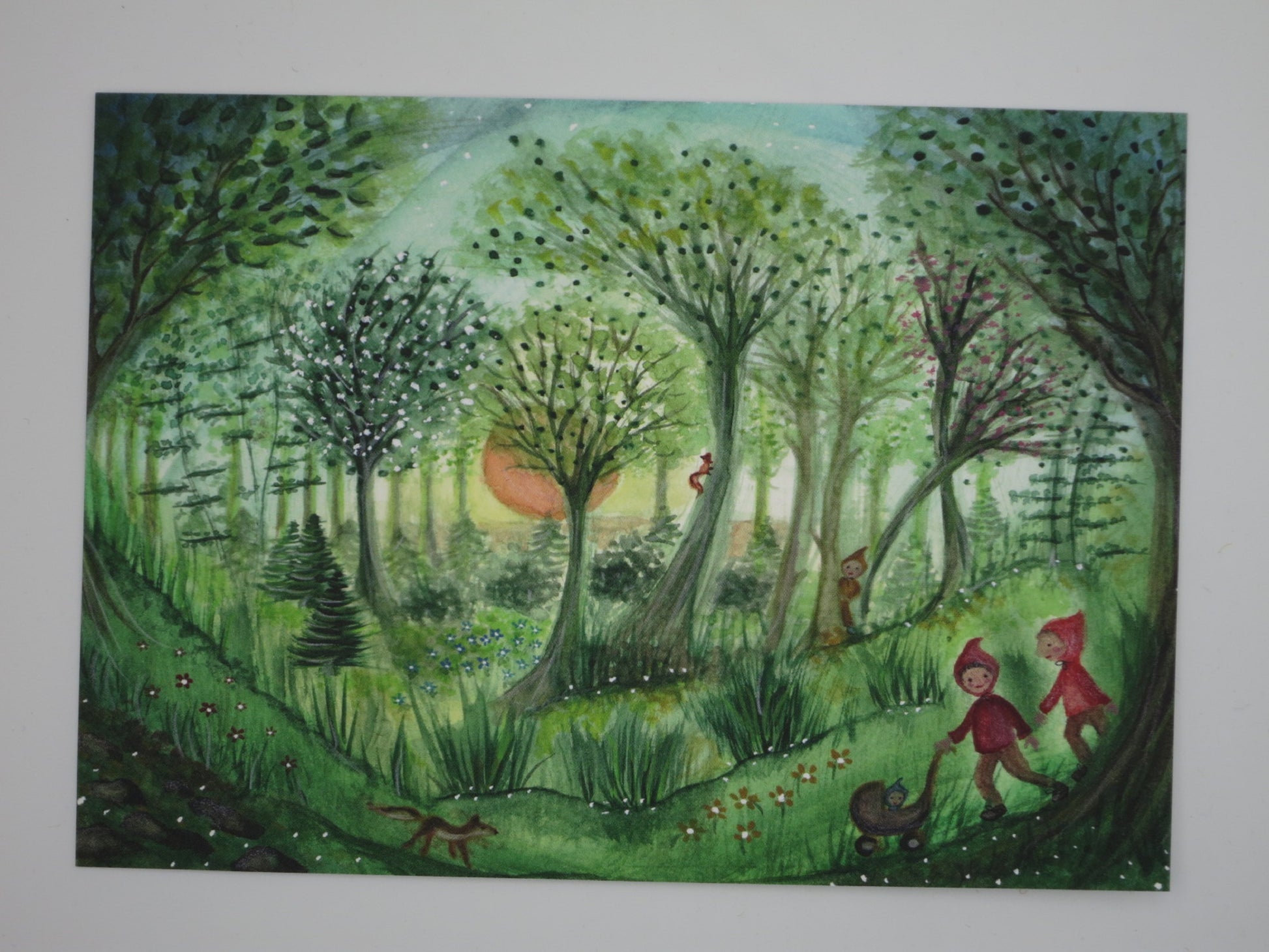 Postkarte Im Wald von Bijdehansje mit Wichtelkindern und Kinderwagen im Wald bei Sonnenuntergang mit Füchsen