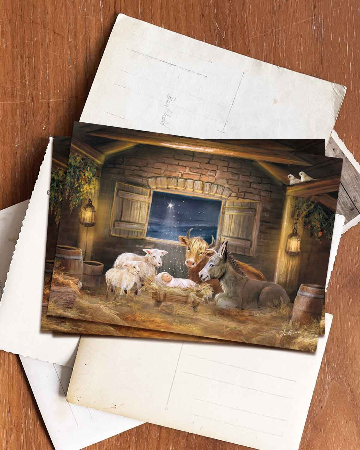 Weihnachtskarte mit Krippe „Im Weihnachtsstall“ von Iris Esther im Querformat: Jesuskind im Stroh einer Holzkrippe, daneben ein liegender Esel, ein zotteliges Rind mit Hörnern und zwei Schafe, zwei weiße Tauben auf dem Balken, Laternen und ein heller Stern im offenen Fenster