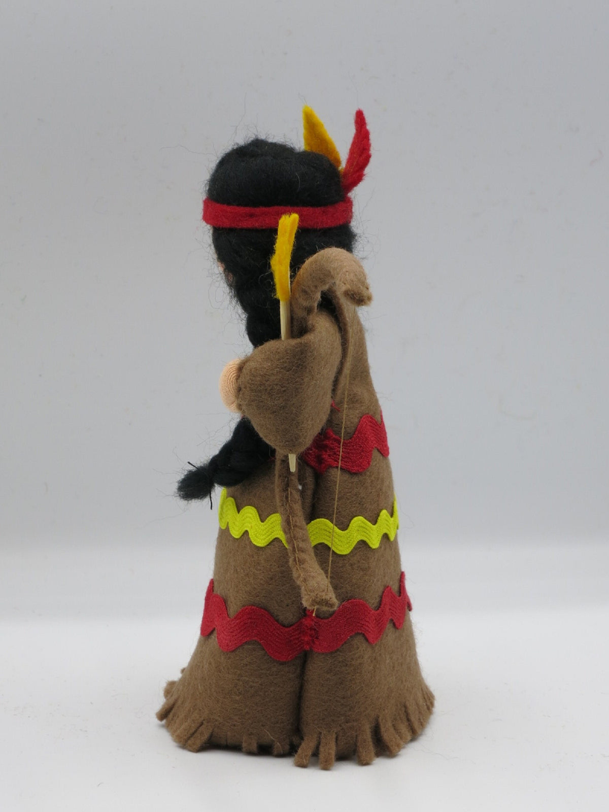 Seitenansicht des Indianermädchen Blumenkindes, Waldorf Jahreszeitentisch Fasching